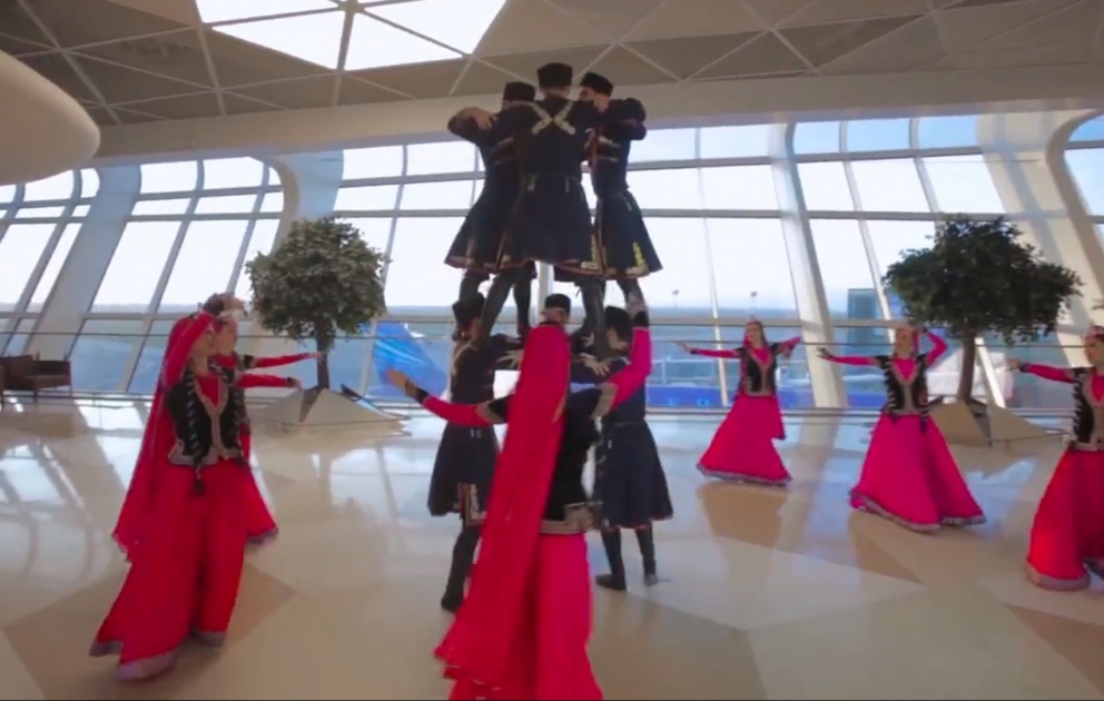 La danse Gaïtaghy à l’Aéroport international Heydar Aliyev