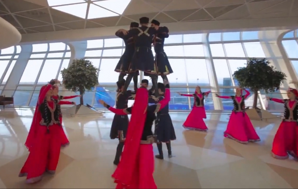 Gaytagi Tanz im Heydar Aliyev Flughafen