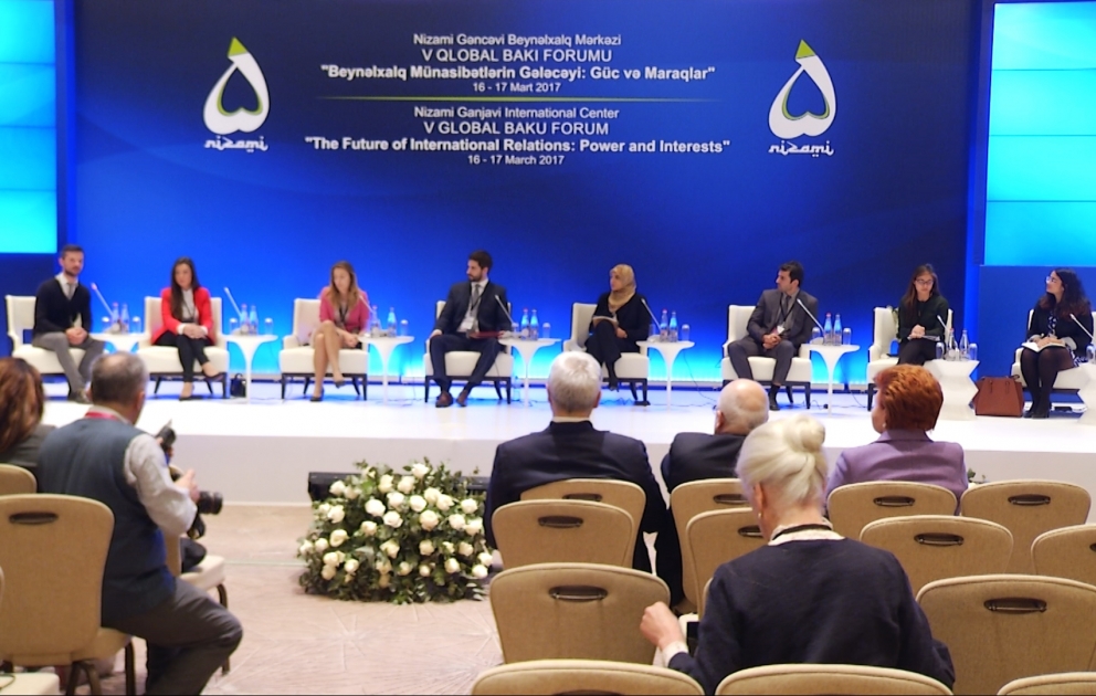 “Gənclər danışır, biz dinləyirik” mövzusunda plenar sessiya keçirilib
