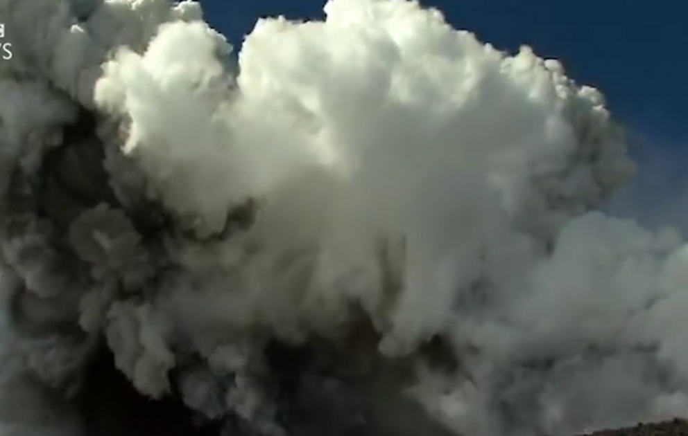 BBC jurnalistləri çəkiliş apararkən Etna vulkanı partlayıb