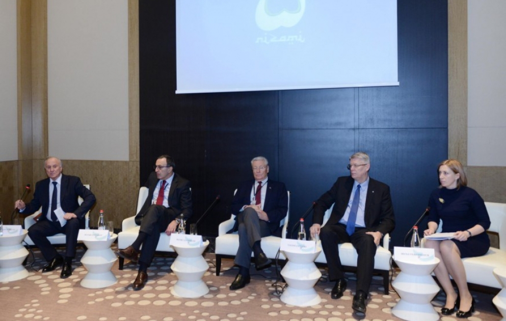 V Qlobal Bakı Forumu çərçivəsində Qara dəniz-Baltik dənizi təhlükəsizlik icmasının yaradılması məsələsi müzakirə edilib