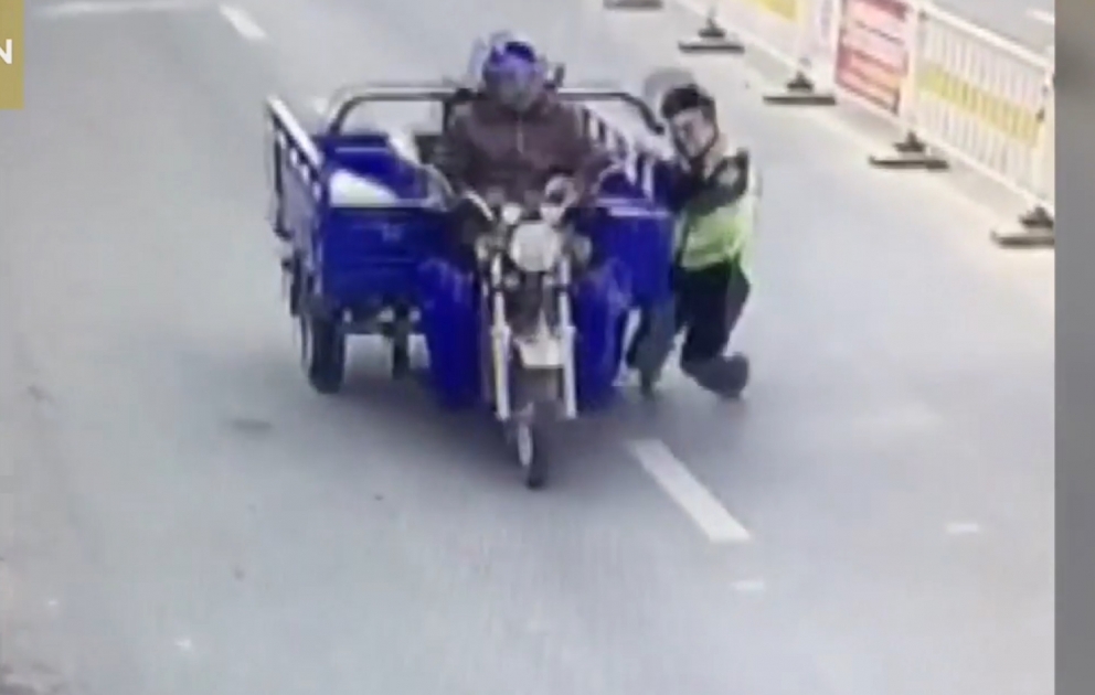 Motosikletçi polisi sürüdü, ayağının üstündən keçdi