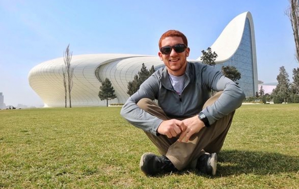 ABŞ-lı blogger: Bakıda 10 dollara çay süfrəsi, dönər, qəlyan və taksi xidməti