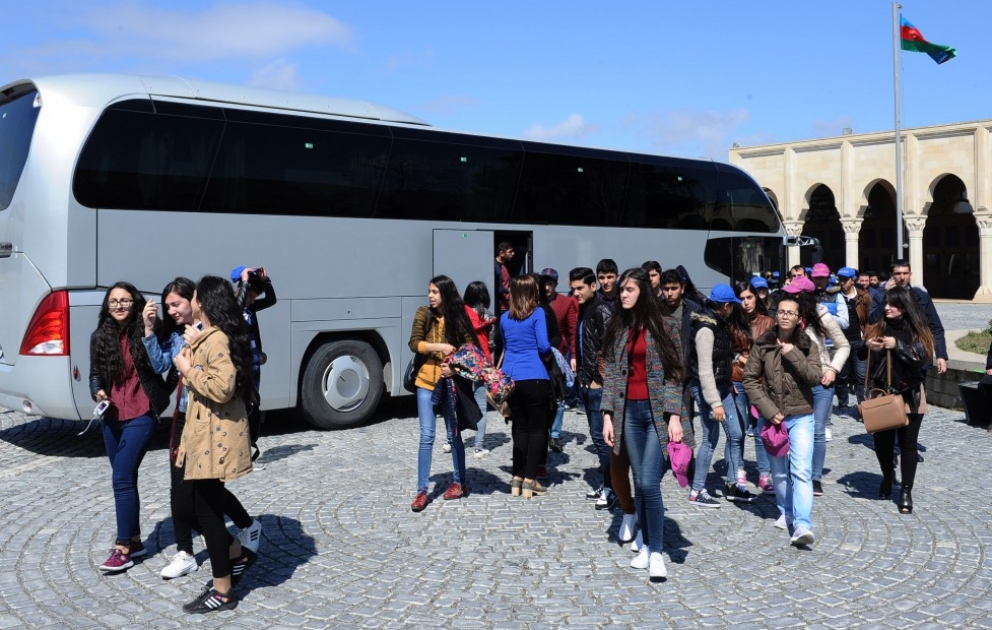 Naxçıvanlı məktəblilər Atəşgah və Dendrologiya İnstitutu ilə tanış olublar