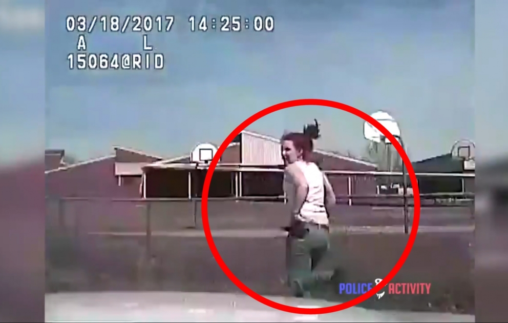 Polis maşınla silahlı qadının üstündən keçdi