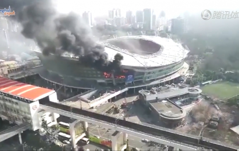 Şanxayda stadionda yanğın olub