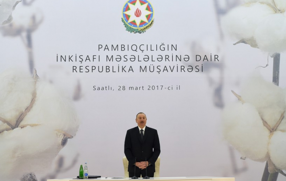 Saatlıda pambıqçılığın inkişafı məsələlərinə dair respublika müşavirəsi keçirilib  
Azərbaycan Prezidenti İlham Əliyev müşavirədə iştirak edib