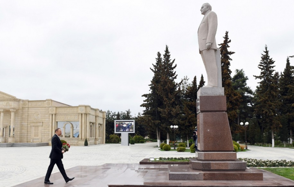 President Ilham Aliyev visited statue of national leader Heydar Aliyev in Saatli