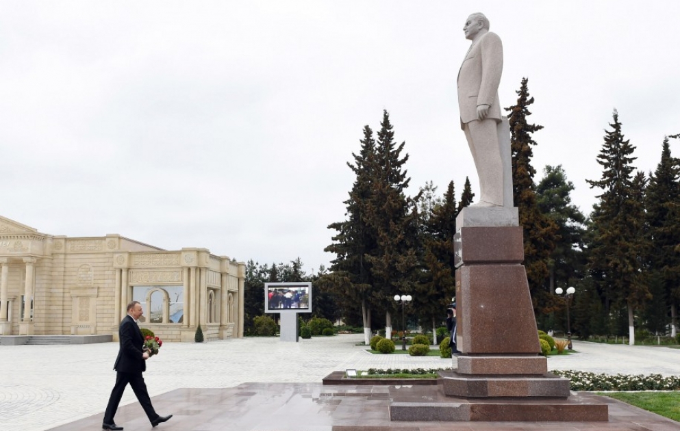 Besuch des Denkmals des Nationalleaders Heydar Aliyev in Saatli