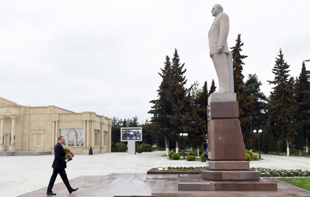 Saatly: visite du monument du leader national Heydar Aliyev