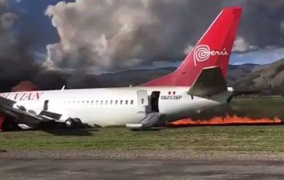 В Перу самолет загорелся при посадке