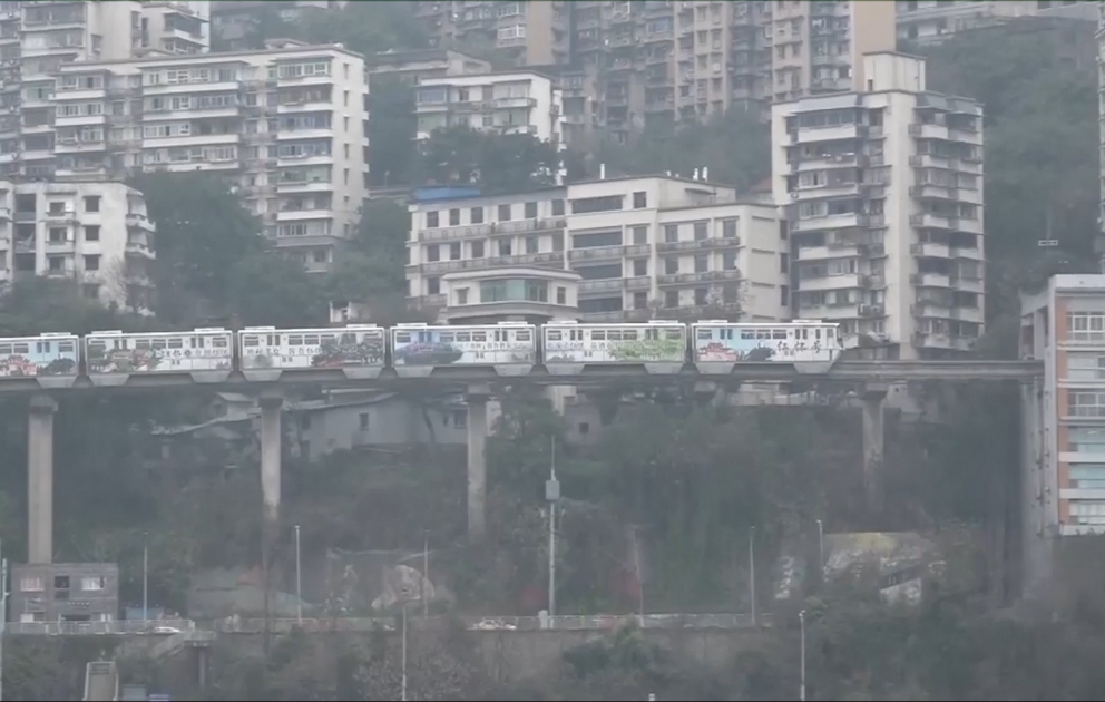 Çində qatar yaşayış binasının içindən keçir