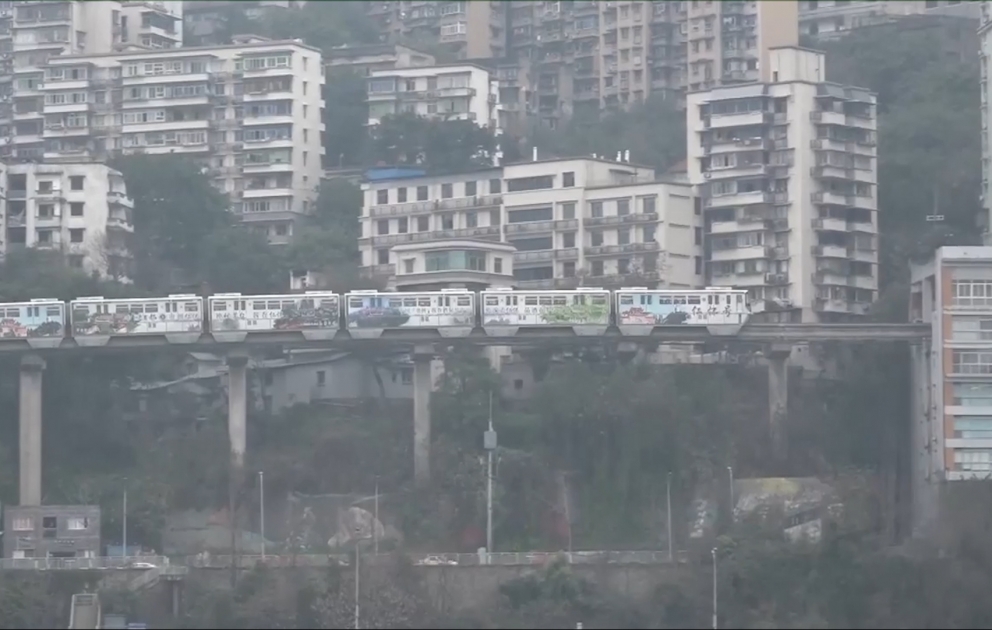 Un métro passe à travers un immeuble en Chine