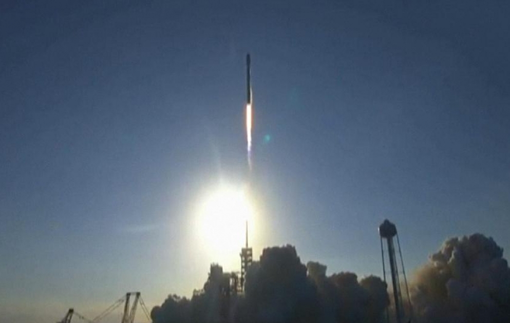 “Falcon 9” daşıyıcı raketinin tarixi uçuşunu minlərlə insan izləyib