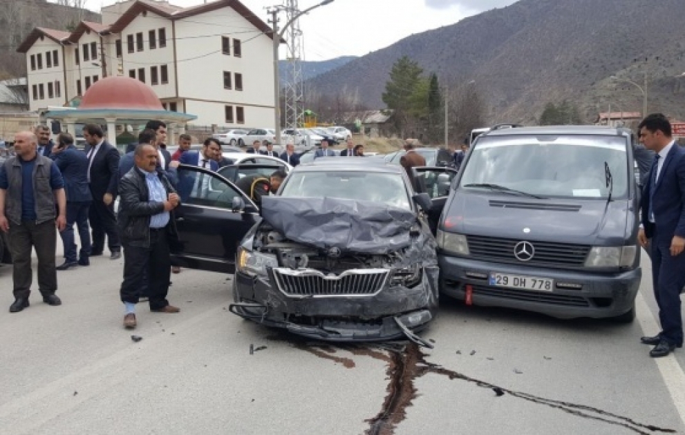 Türkiyə müdafiə nazirinin korteji qəzaya uğrayıb