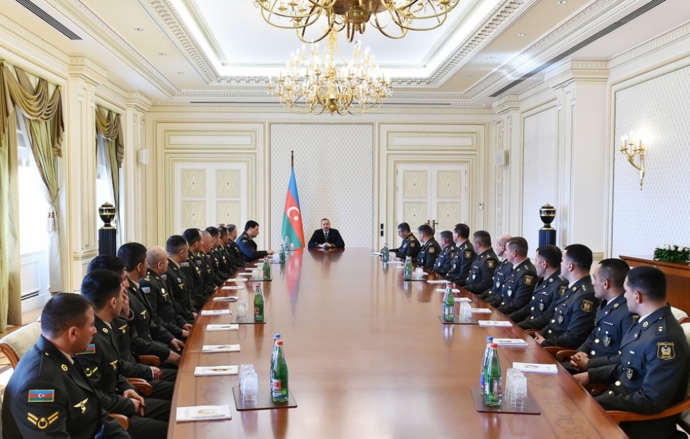 Präsident Ilham Aliyev trifft sich mit einer Gruppe von Soldaten anlässlich des Jahrestages der Siege der aserbaidschanischen Armee bei Gefechten im April