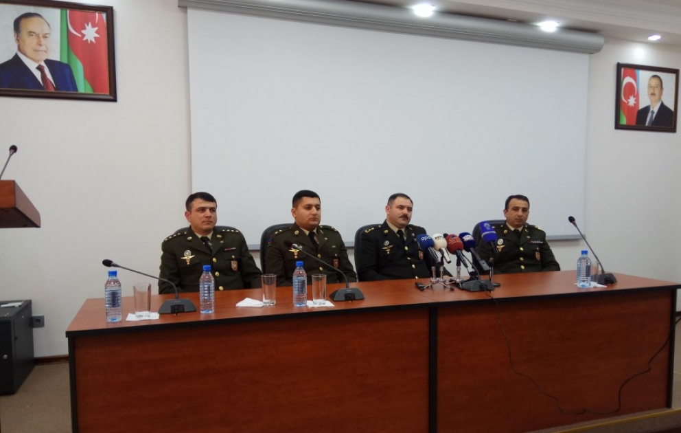 Aprel döyüşlərinin iştirakçısı olan bir qrup hərbçi Müdafiə Nazirliyində keçirilən mətbuat konfransında jurnalistlərin suallarını cavablandırıblar
