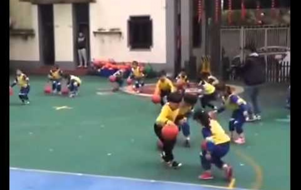 Çinli uşaqların ifasında basketbol şousu
