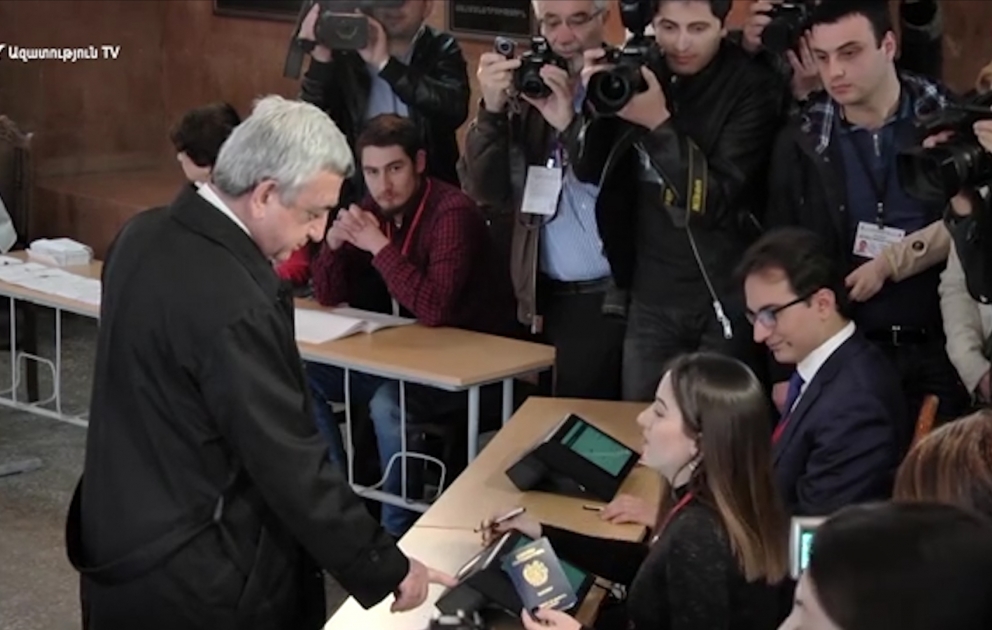 Sarkisyanın səsvermədə biometrik kartı tanınmadı