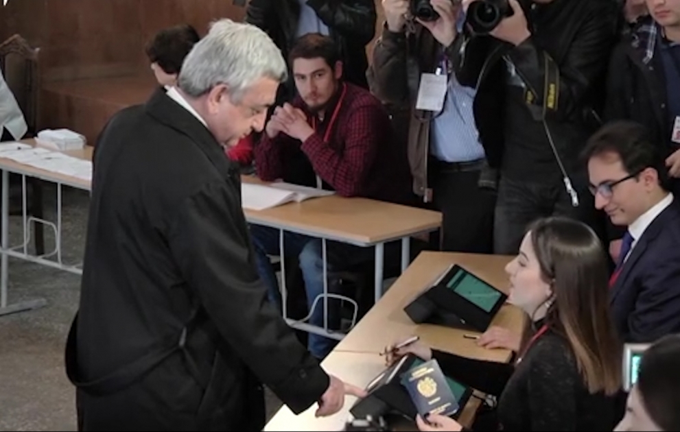Device fails to recognize Sargsyan`s biometric passport as he is casting his vote