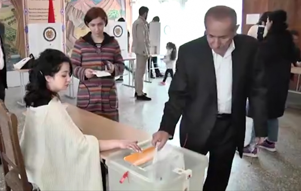 Rəsmi İrəvan seçkilərin şəffaf keçirlidyini bəyan etsə də müşahidəçilər bunun əksini deyir