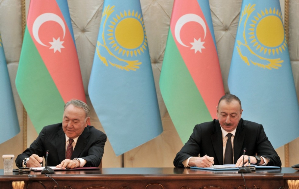Aserbaidschan und Kasachstan unterzeichnen Dokumente