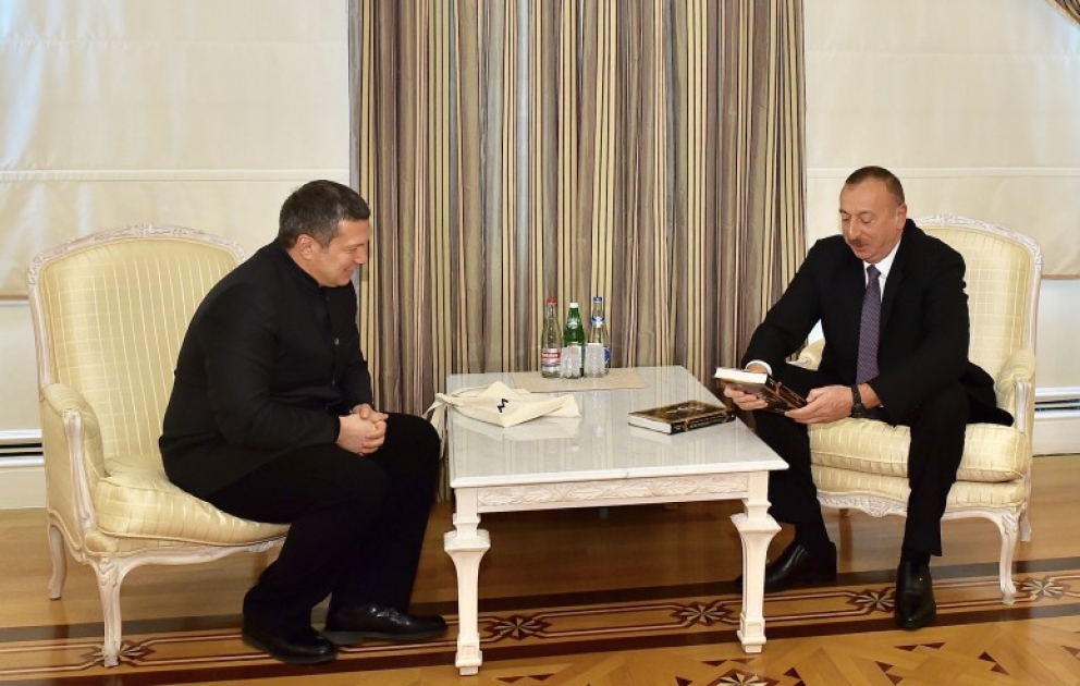 Präsident Ilham Aliyev trifft sich mit Fernseh- und Radiomoderator Wladimir Solowjow