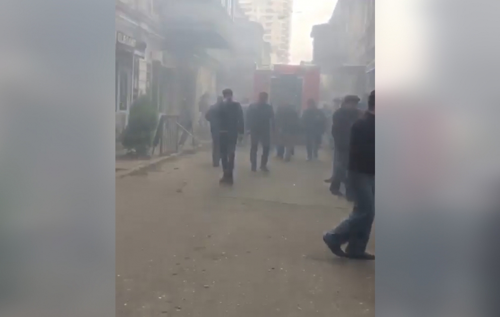 В Ясамальском районе Баку в двухэтажном доме произошел пожар