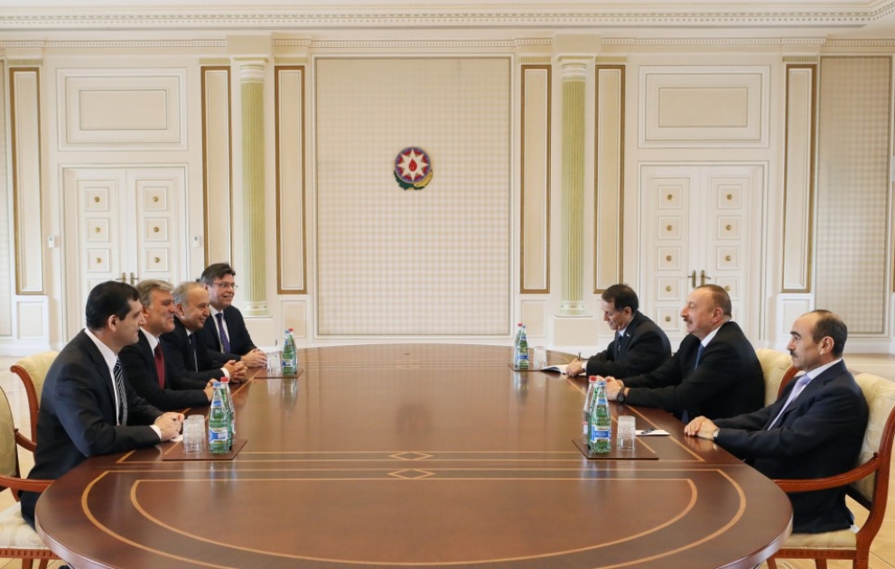 Präsident Ilham Aliyev empfängt den ehemaligen türkischen Präsidenten Abdullah Gül