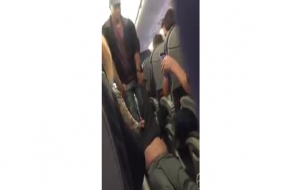 ABŞ-ın United Airlines aviaşirkətində sərnişini zorla təyyarədən çıxarıblar