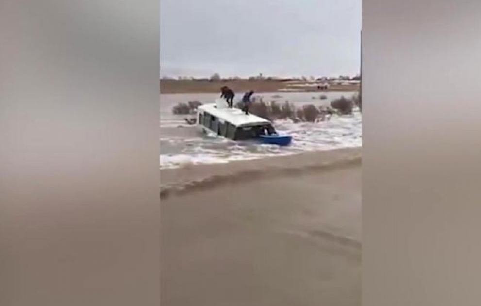 В Казахстане автобус с детьми смыло с дороги
