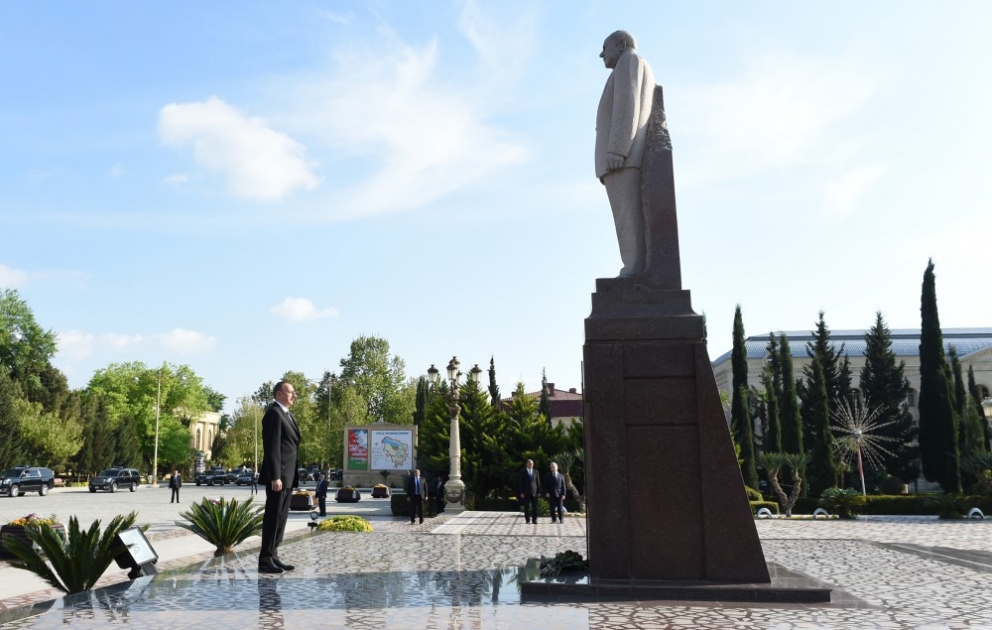 Jewlach: Präsident Ilham Aliyev besucht Denkmal von großem Leader Heydar Aliyev