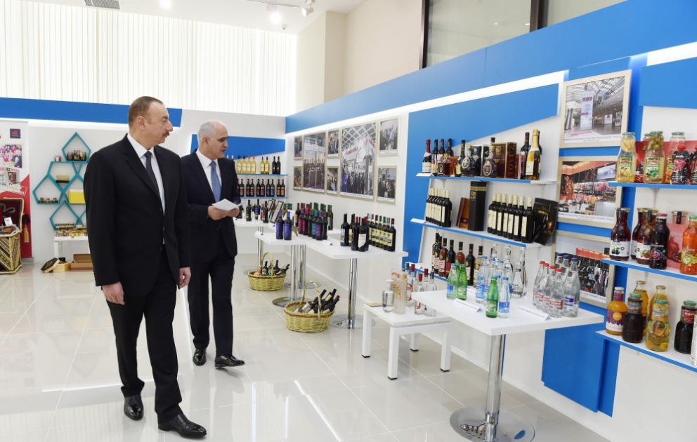 Präsident Ilham Aliyev macht sich in Jewlach mit Regionalentwicklungszentrum Aran vertraut