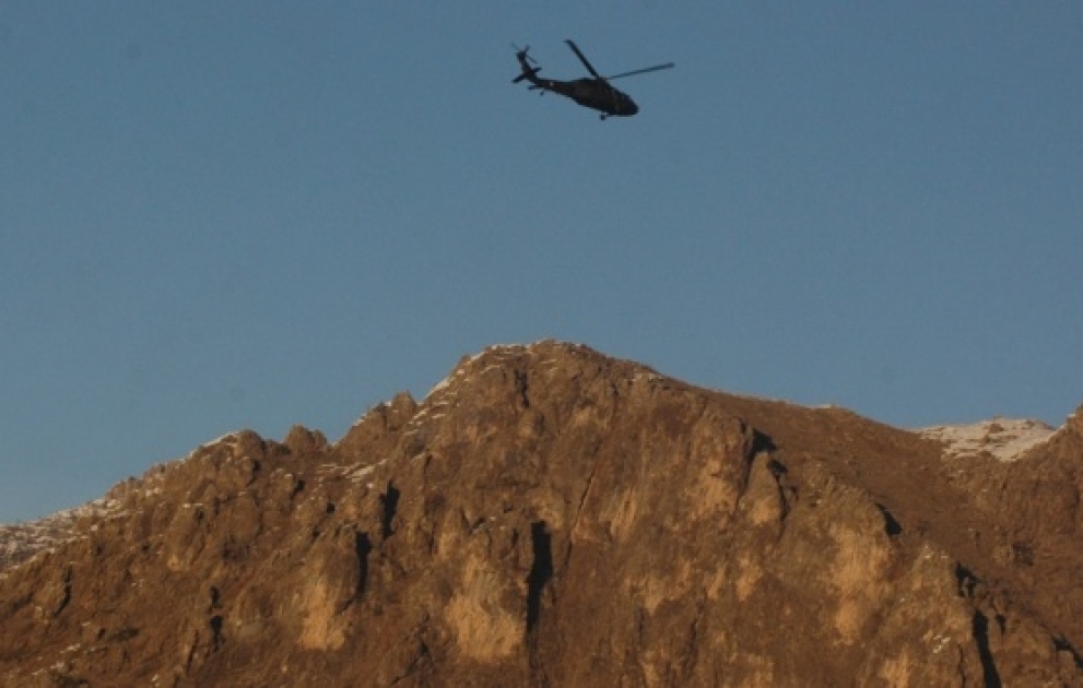 Türkiyədə göyərtəsində 12 nəfər olan helikopter qəzaya uğrayıb