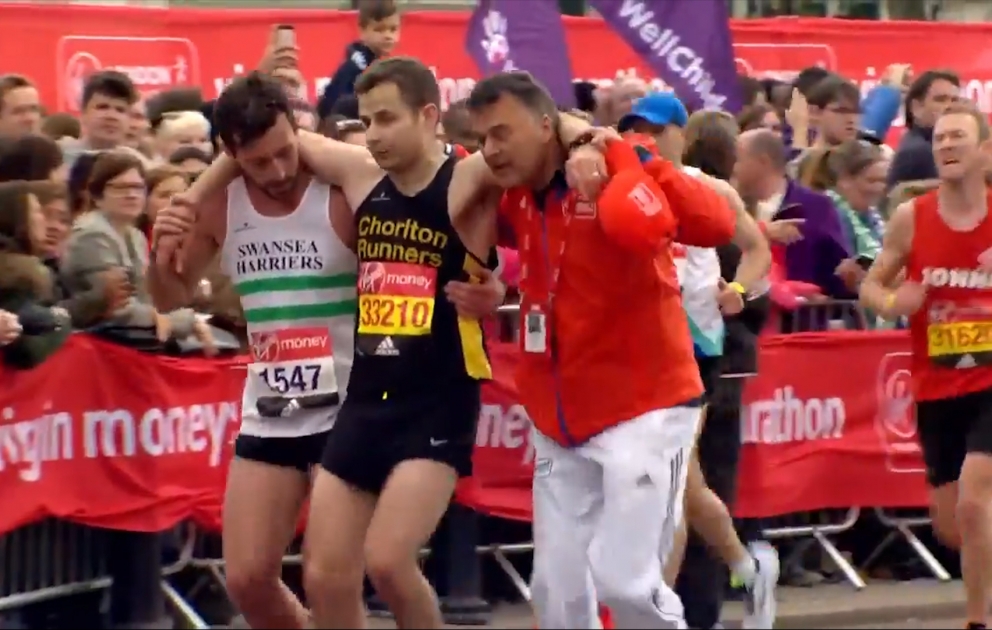 İdmançı London marafonunda rəqibini finişə çatmağa kömək etdi