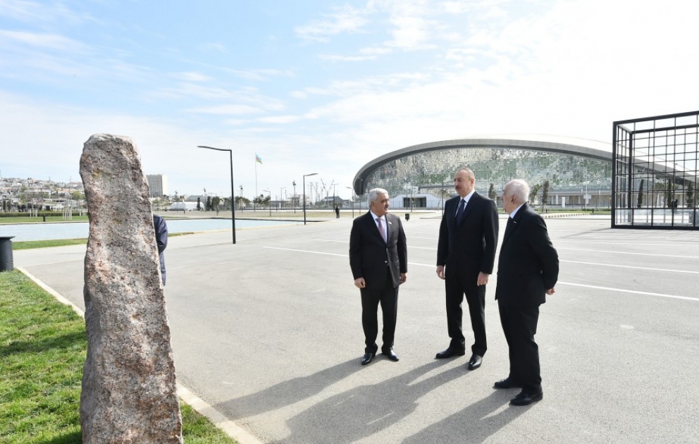 Le président azerbaïdjanais inspecte l’état du premier puits pétrolier foré par des moyens industriels au monde