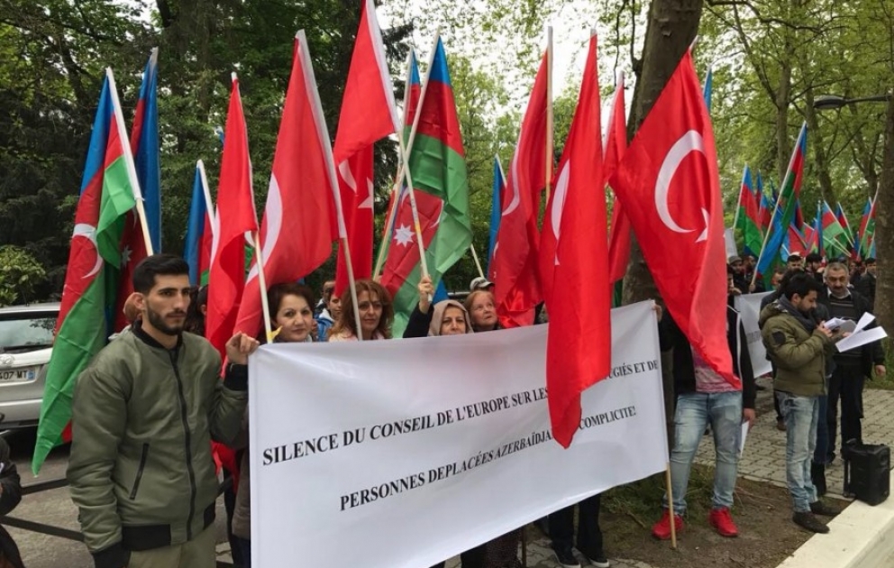Azərbaycan diasporu Strasburqda Türkiyəyə dəstək aksiyası keçirib