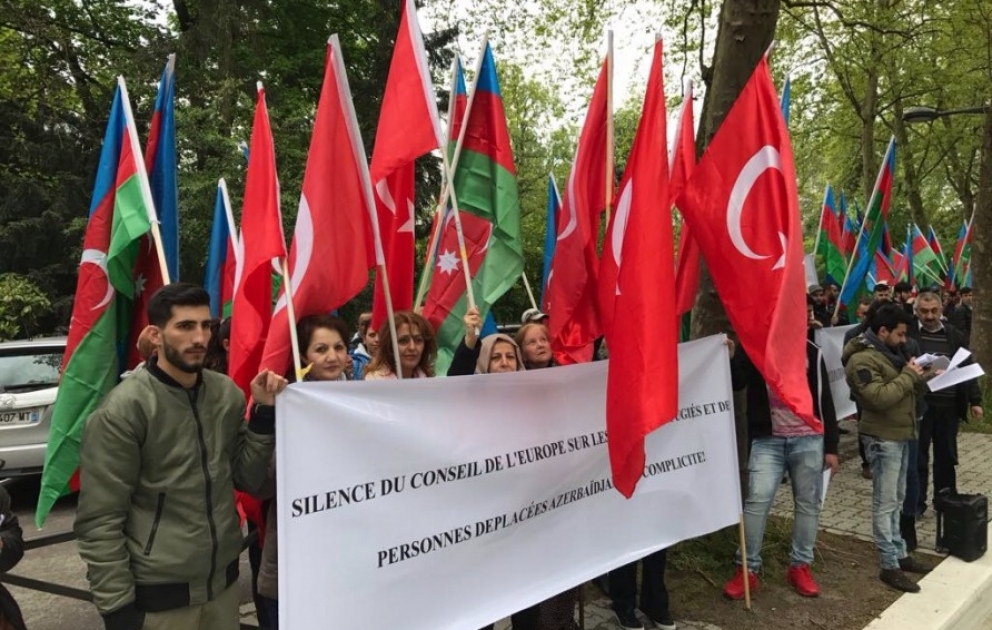 Азербайджанская диаспора провела в Страсбурге акцию в поддержку Турции