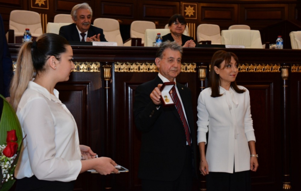 Narguiz Pachayeva a reçu la médaille d’or de Nizami Gandjavi de la République d’Azerbaïdjan