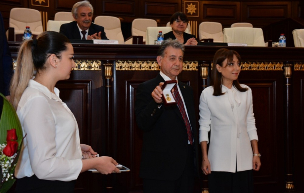 Professorin Nargiz Paschayeva mit Goldmedaille “Nizami Ganjavi“ ausgezeichnet
