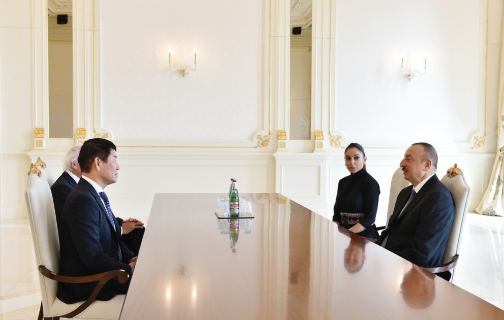 Präsident Ilham Aliyev empfängt FIG-Präsident und Generalsekretär des Internationalen Turnbunds