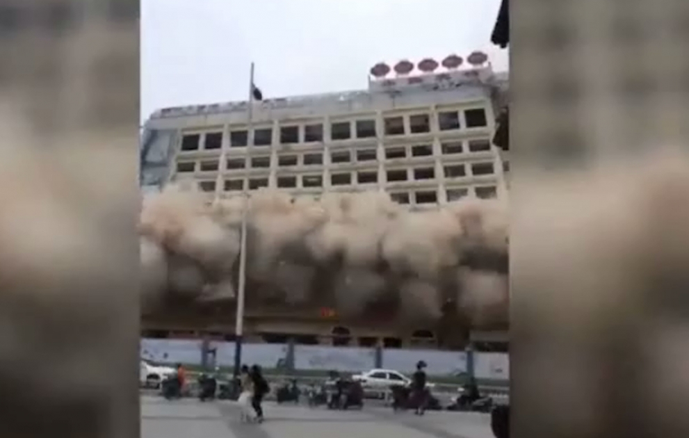 Çində 12 mərtəbəli bina dağılıb