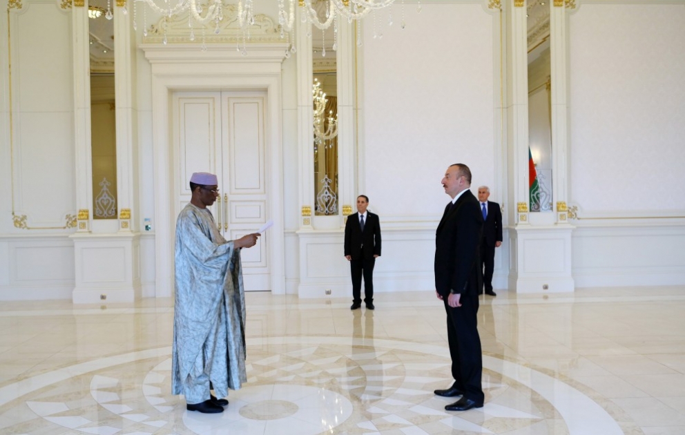 Präsident Ilham Aliyev empfängt neuen malischen Botschafter zur Entgegennahme des Beglaubigungsschreibens