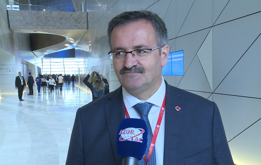 Forumda dünyanın müxtəlif ölkələrindən olan insanlarla tanış olduq