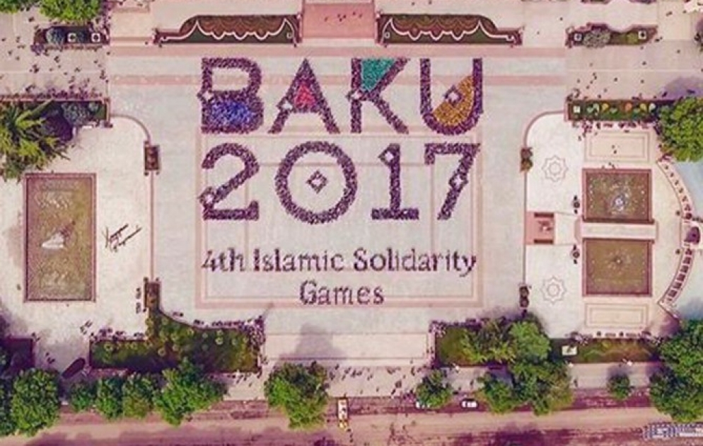 Grandioser Flashmob in Ganja: 6 Tausend junge Menschen präsentieren das Logo von islamischen Spiele der Solidarität