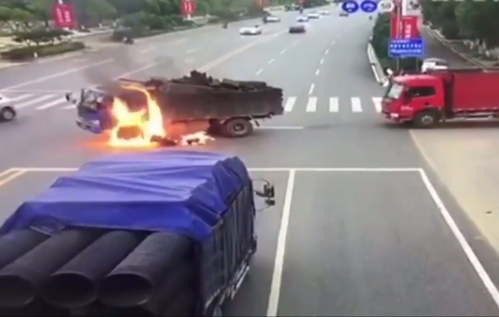 Motosikl yük maşınına çırpıldı, yanğın başladı