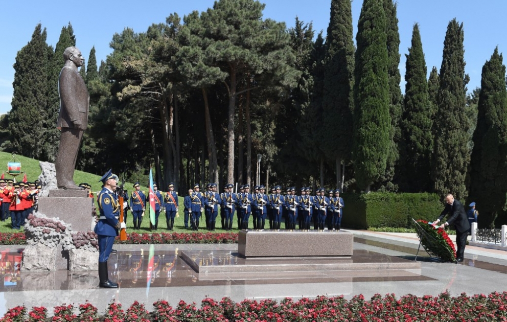 President Ilham Aliyev visited grave of national leader Heydar Aliyev