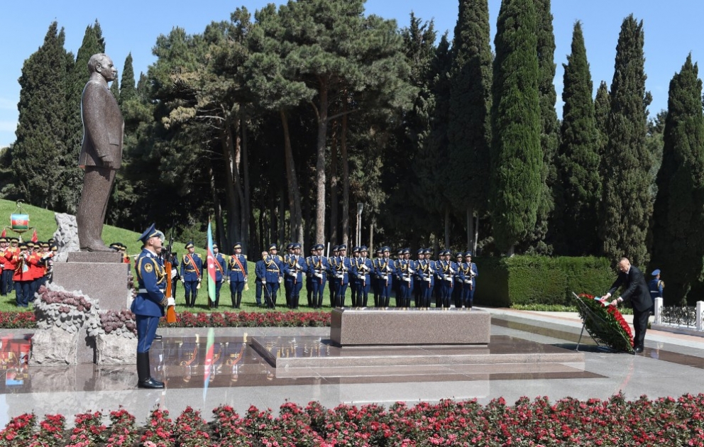 Präsident Ilham Aliyev besucht Grabmal von Nationalleader Heydar Aliyev