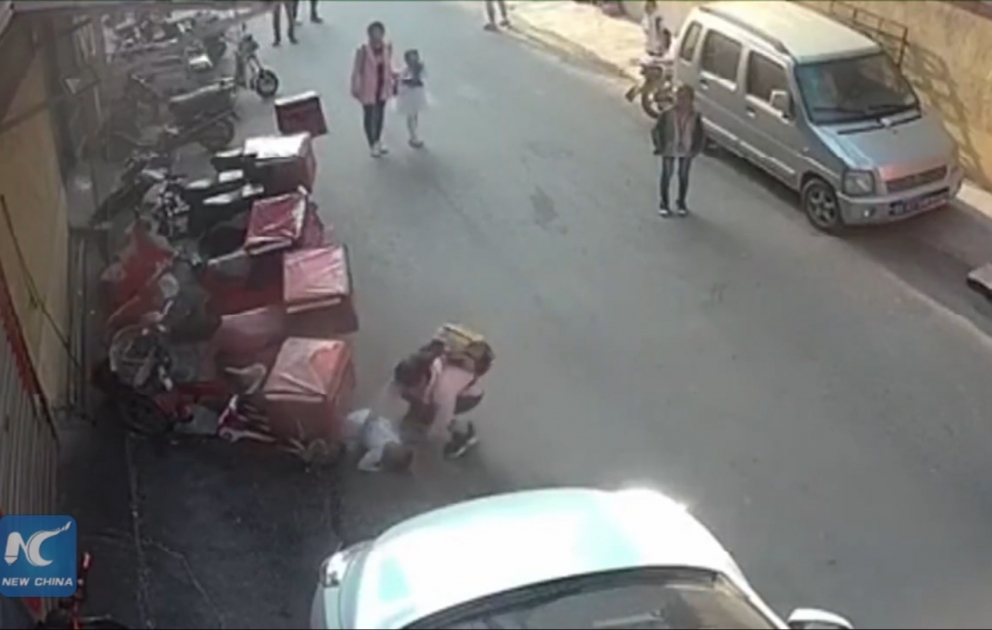 Uşaq eyvandan yerə dəydi, məktəbli onu tutmaq istədi
