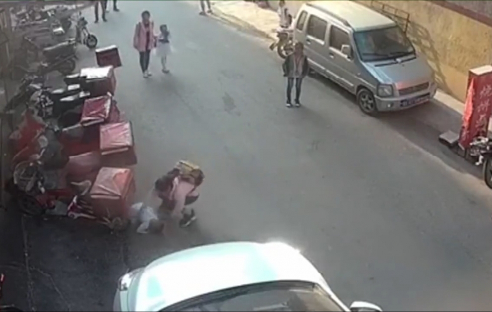 Школьница пытается поймать падающего малыша